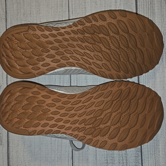 New Balance Women's Fresh Foam Arishi Running Shoes Gray/White/Tan Size 7.5 - Picture 9 of 12